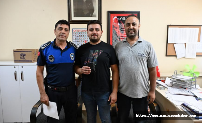 Salihli Belediyesi Çalışanından Örnek Davranış: Bulduğu Cüzdanı Sahibine Ulaştırdı