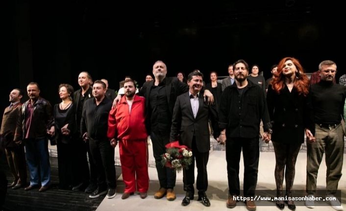 İzmir'de “Çok Tuhaf Soruşturma” oyununun prömiyeri yapıldı