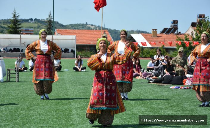 19 Mayıs'ta 800 Öğrenciyle Tarihe Yolculuk! Demirci'de Temsili Kurtuluş Savaşı Ayakta Alkışlandı