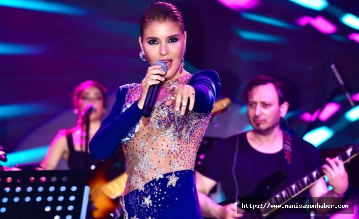 Gülben Ergen'den Sahnede Sürpriz Jest: Servis Elemanlarıyla Dans, Dakikalarca Alkışlandı!