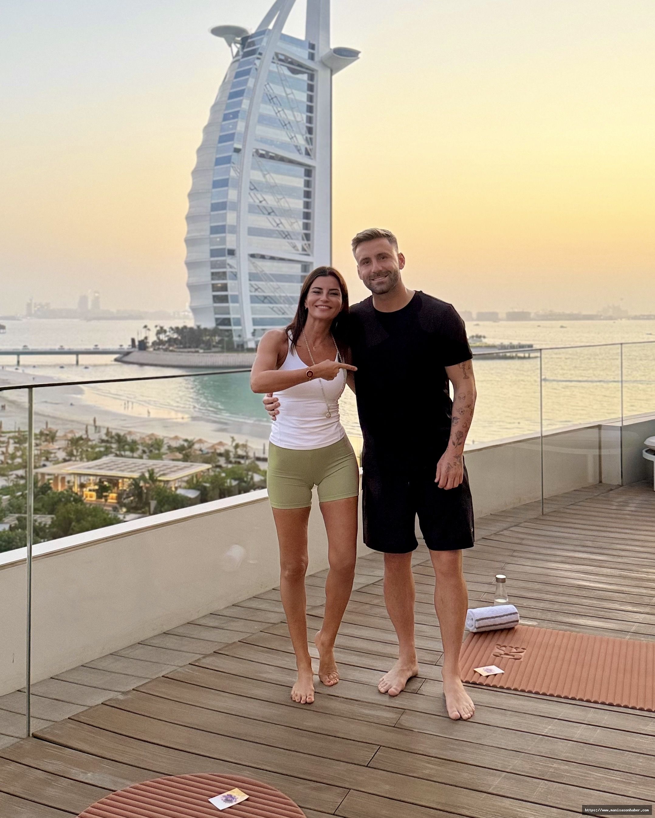 Manchester United’lı Luke Shaw, Ece Vahapoğlu’nun Dubai’deki yoga dersine katıldı