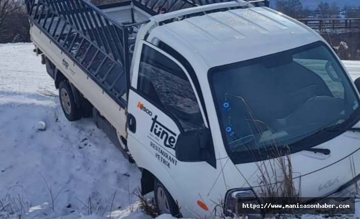 Buzlanma Kazaya Neden Oldu: Kamyonet Tarlaya Savruldu, 1 Yaralı