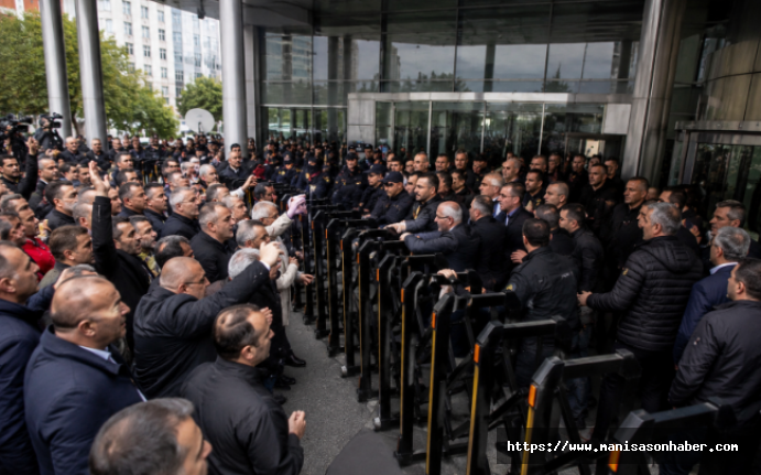 CHP Genel Merkezi’nde tahliye gerilimi! Kapılar kapatıldı, bina önünde arbede yaşandı