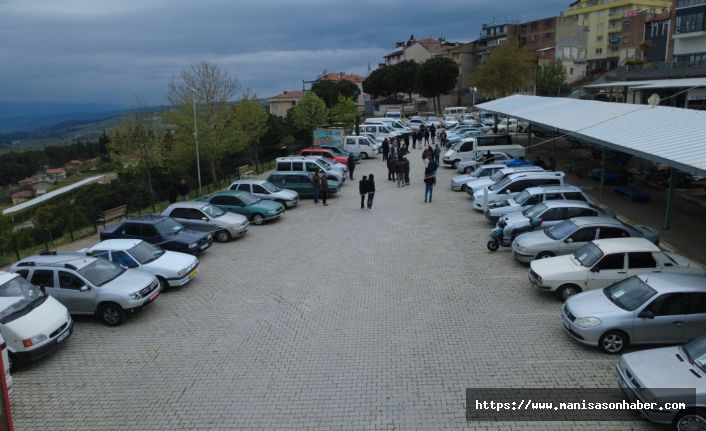 DEMİRCİ'DEKİ PAZARA ANTİKA ARABALAR DAMGA VURDU: DEMİRCİ’DE 2. EL OTO PAZARINA YOĞUN İLGİ