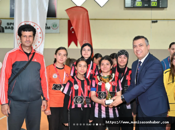Demirci’de Futsal Turnuvasında Yıldız Kızlar ve Erkeklerde Şampiyonlar Belli Oldu