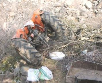 Demirci ilçesinde traktör kazası 1 kişi öldü 1 kişi de yaralandı