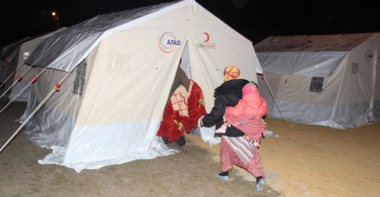 Depremzedeler için çadırlar kuruldu
