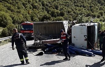 Demirci-Salihli yolunda kamyon devrildi 1 kişi yaralı