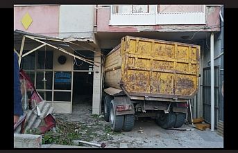 Kamyon kahvehaneye girdi 2 ölü 6 yaralı
