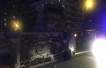 Cadde ortasında devrildi 3 kişi yaralandı