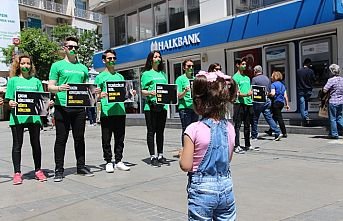Çocuk İstismarına Ağızlarını Bantlayarak Tepki