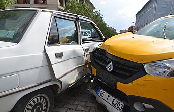 Demirci'de kaza! Ticari taksi ve özel araç çarpıştı