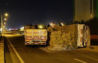 Saman yüküyle devrildi trafik aksadı