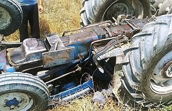Devrilen traktörün altında kaldı, hayatını kaybetti