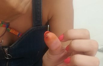 Elbisesini dikerken kendini dikti