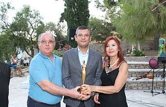 Özgür Özel'e yılın siyasetçisi ödülü