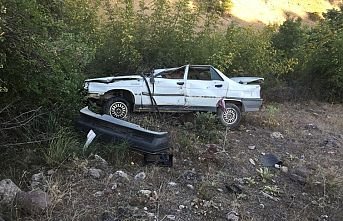 Virajı alamadı yoldan çıktı 4 kişi yaralandı