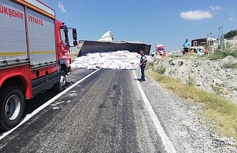 Yem Çuvalı Sarılı Dorse Yolda Yattı