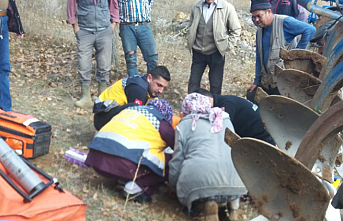 Traktörün aksonu koptu yere düştü yaralandı