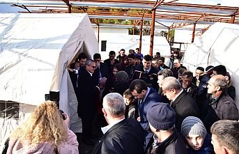 Vali Deniz, 4,8 Büyüklüğündeki Deprem Sonrası Kırkağaç’ta Vatandaşlarla Bir Araya Geldi