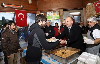 Öğrencilere Yemek Desteğini Sürdürüyor