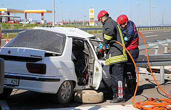 Bariyere çarpan otomobilden 3 ölü bir ağır yaralı çıktı