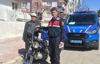 Demirci Jandarması Çalınan Motosikleti Sahibine Teslim Etti