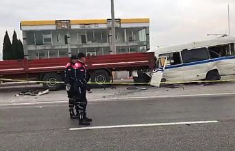 İşçi servisi iki tırın arasında sıkıştı 2 ölü 8 yaralı