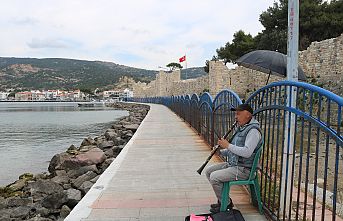 Sokaklar Boşaldı, Şarkılar Balıklara Kaldı