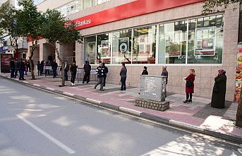 PTT ve Banka Önlerinde Sosyal Mesafe Uygulaması