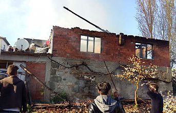 Son Dakika...! Demirci'de günün 2. yangınında da bir ev alevlere teslim oldu
