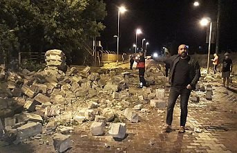 Fırtına cami minaresi ve elektrik direklerini yıktı