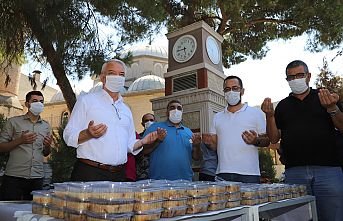 Saruhanlı Belediyesi Vatandaşlara Aşure Dağıttı