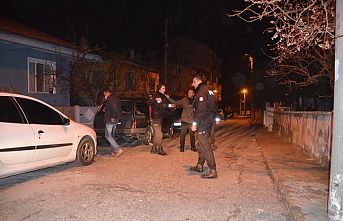 Son Dakika! Demirci'de bir ev ve otomobil kurşunlandı! Saldırganlar kaçtı