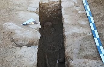 Traktörle tarla sürerken lahit mezar buldu