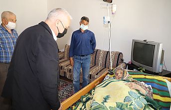 Başkan Bilgin Anneler Gününde Yaşlı Bir Teyzeyi Sevindirdi
