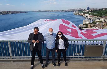 CHP’li vekiller 15 Temmuz Şehitler Köprüsüne “128 Milyar Dolar Nerede?” pankartı astı