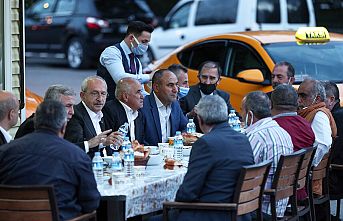 Kılıçdaroğlu, iftarını taksi durağındaki şoförler ile açtı