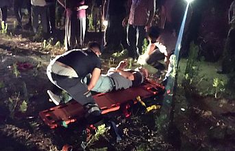 Demirci 'de trafik kazası otomobil traktöre arkadan çarptı 3 kişi yaralandı