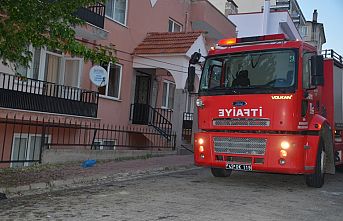 Demirci ilçesinde akşam saatlerinde çıkan yangın heyecanlandırdı! Buzdolabı patladı yangın çıkardı