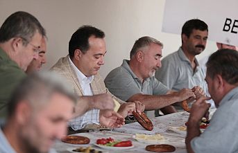 Başkan Besim Dutlulu, mesaiye işçilerle kahvaltı yaparak başladı