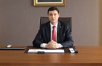 Kaymakam "hoş geldiniz" diyen ve elini uzatan öğretmeni, "Haddini bil, sınıftan çık dışarıda bekle" diyerek sınıftan kovdu