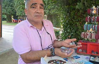 Taşların arasında kalan bir polis