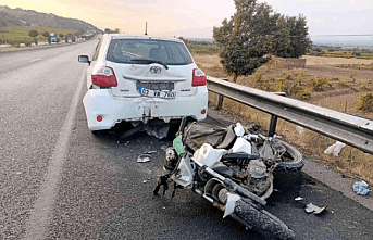 Park halindeki otomobile arkadan çarpan motosikletin sürücüsü can verdi