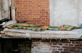 Hasta olmamak için 67 yıldır yıkanmıyor, ölü hayvan etleriyle besleniyor