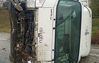Demirci'de Kaza! Yağışta kayganlaşan yolda yuvarlandı! 2 kişi hastaneye kaldırıldı
