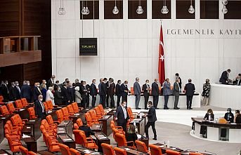 Seçim barajının yüzde 7’ye indirilmesini de içeren seçim kanunu teklifi, TBMM Genel Kurulunda kabul edilerek yasalaştı