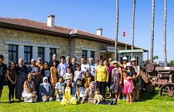 Kadınlar sabah çilek tarlasında, akşam tiyatro provasında