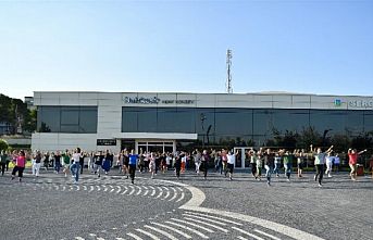 100'ncü yılda 10 kadınla Zeybek şov