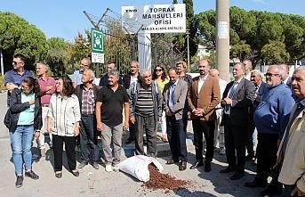 İsyan eden üretici TMO’nun önüne üzümü döktü